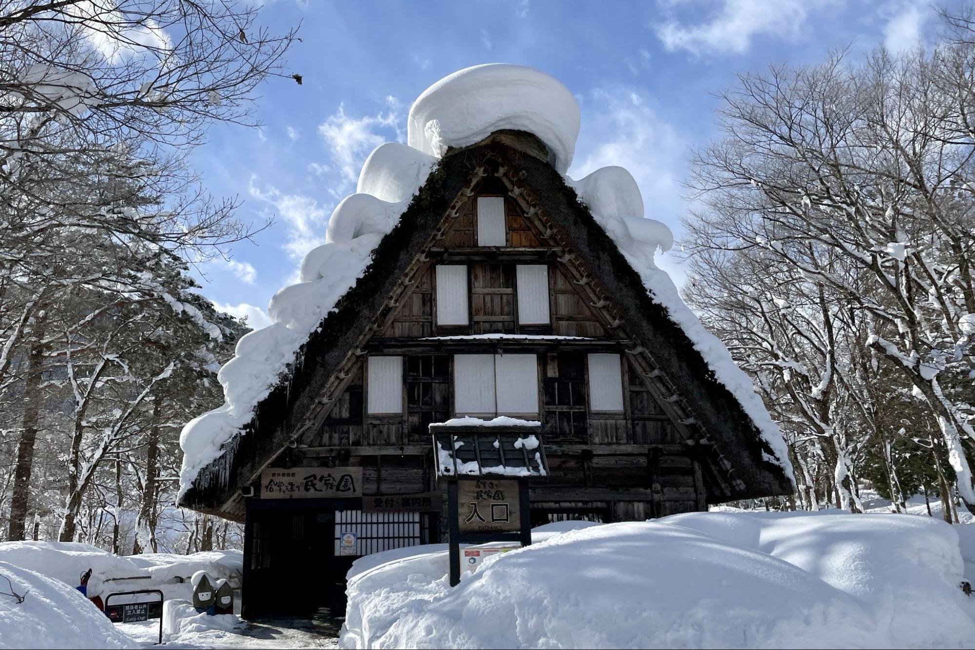 豪雪の世界遺産・岐阜県「白川郷」冬季限定の夜間ライトアップイベントの「幻想的な絶景」が人気沸騰!|トラベル|ニュース|BRAVO MOUNTAIN