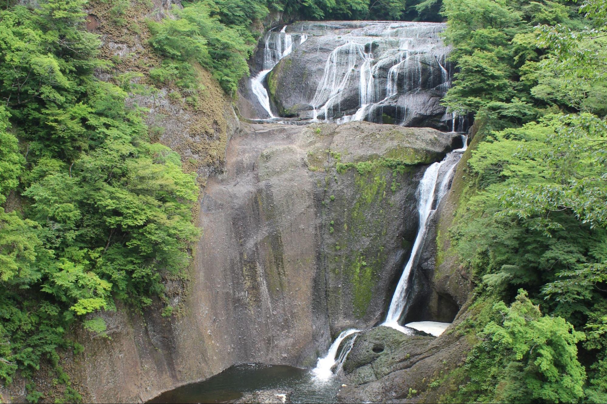 夏の涼しい滝スポット! 日本三名瀑「袋田の滝」と「月居山ハイキング」&レアな “裏見” の「月待の滝」 1日で2か所もOK【茨城県大子町 ...